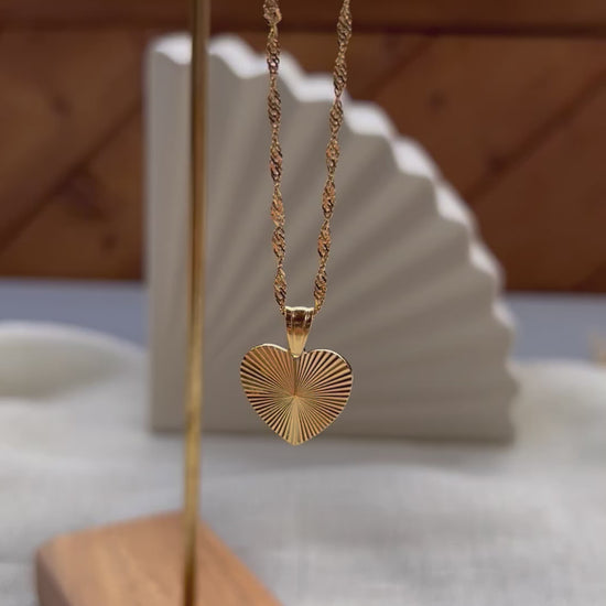 Vidéo du collier A coeur ouvert avec pendentif cœur strié en acier doré personnalisé, chaîne torsadée.