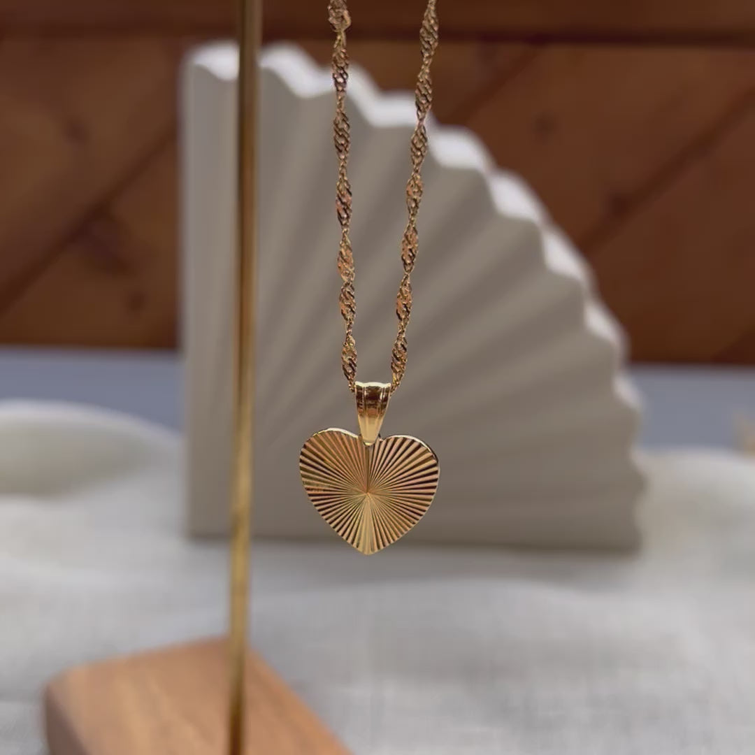 Vidéo du collier A coeur ouvert avec pendentif cœur strié en acier doré personnalisé, chaîne torsadée.