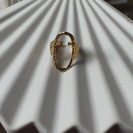 Vidéo de la bague Maintenant en acier inoxydable doré, forme ovale martelée, réglable.