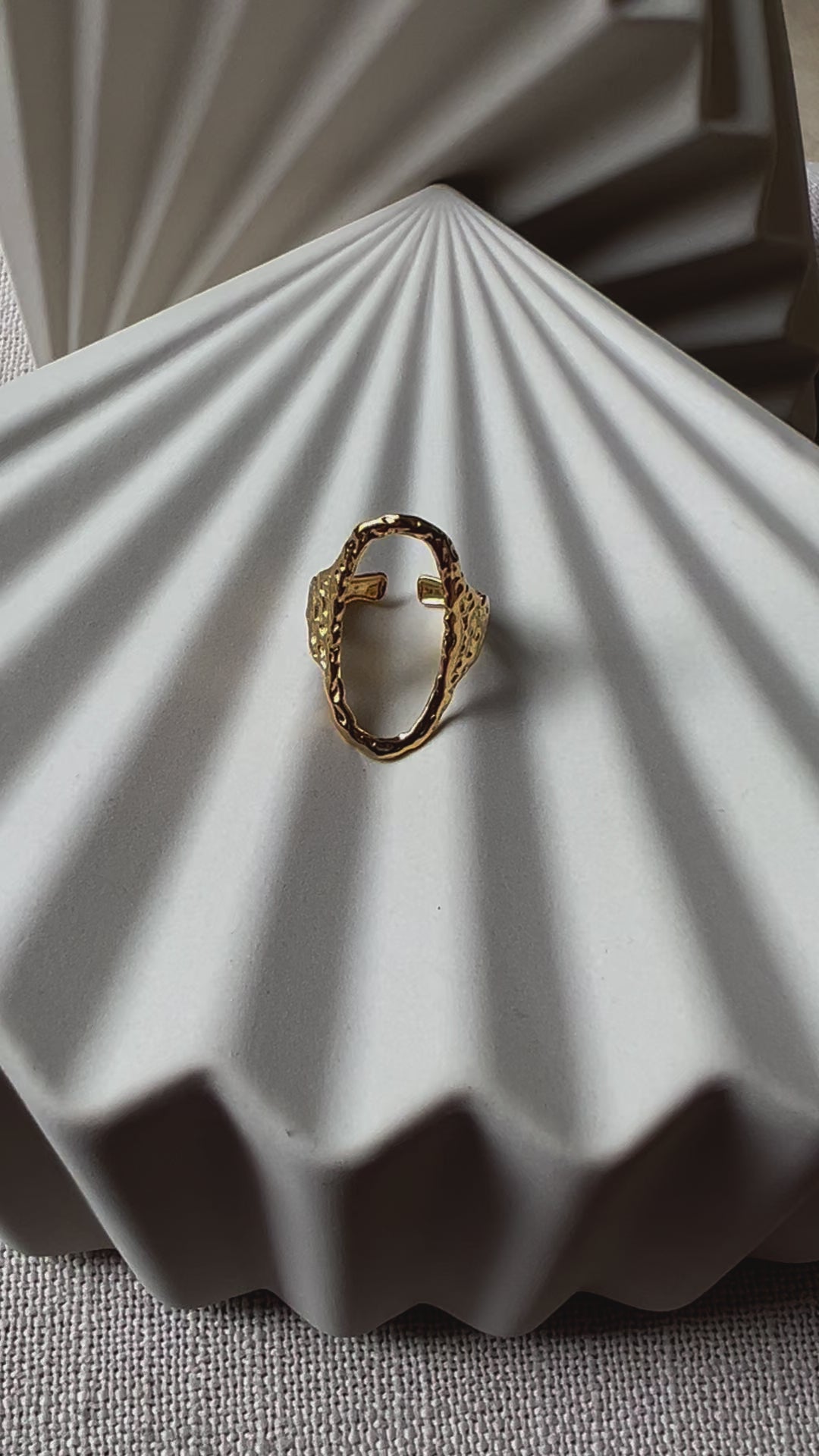 Vidéo de la bague Maintenant en acier inoxydable doré, forme ovale martelée, réglable.