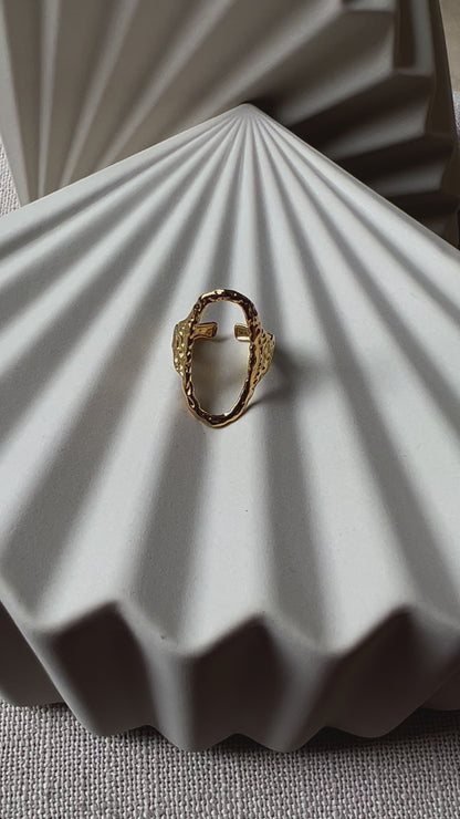 Vidéo de la bague Maintenant en acier inoxydable doré, forme ovale martelée, réglable.