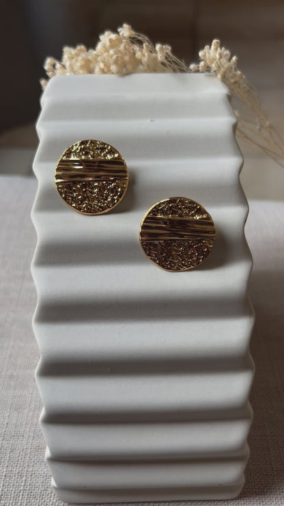 Vidéo des boucles d'oreilles Rayonnante, en acier inoxydable doré, au design rond texturé et éclatant.
