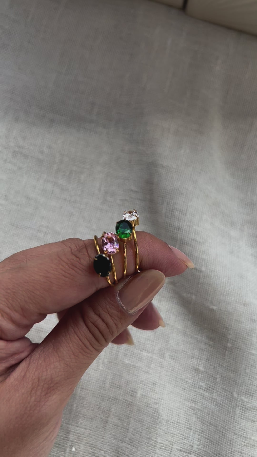 Bague PIA en acier inoxydable avec pierre de couleur de 8 mm, réglable et disponible en finition dorée, parfaite pour un style élégant et personnalisé.