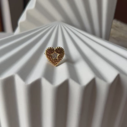 Vidéo de la bague ajustable Coeur battant, en acier doré en forme de cœur finement martelé, ornée d'une étoile brillante au centre.
