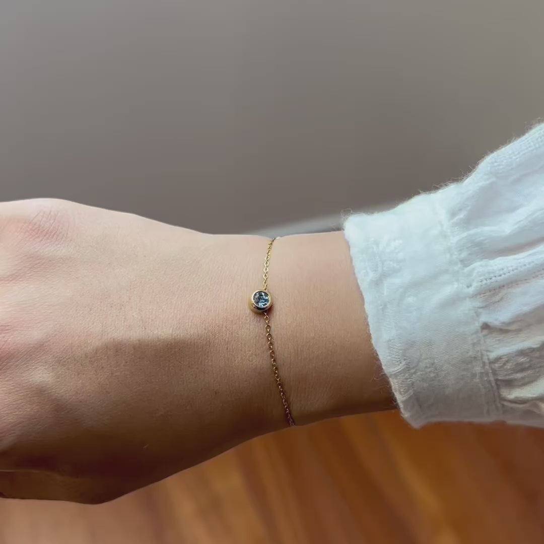 Vidéo du bracelet "Mon intérieur" en acier doré, orné de pierres de couleurs coulissantes personnalisables, porté autour du poignet.