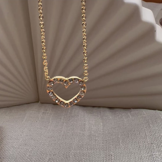 Vidéo du collier Sentiment, pendentif cœur serti de brillants en acier inoxydable doré.