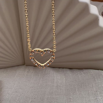 Vidéo du collier Sentiment, pendentif cœur serti de brillants en acier inoxydable doré.