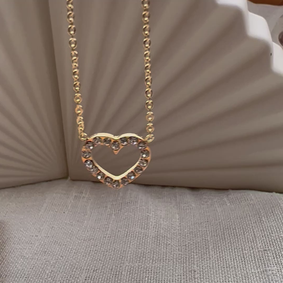 Vidéo du collier Sentiment, pendentif cœur serti de brillants en acier inoxydable doré.