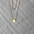 Vidéo du double collier "Je me choisis" composé d'une perle et d'un médaillon en acier doré.