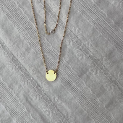 Vidéo du double collier "Je me choisis" composé d'une perle et d'un médaillon en acier doré.