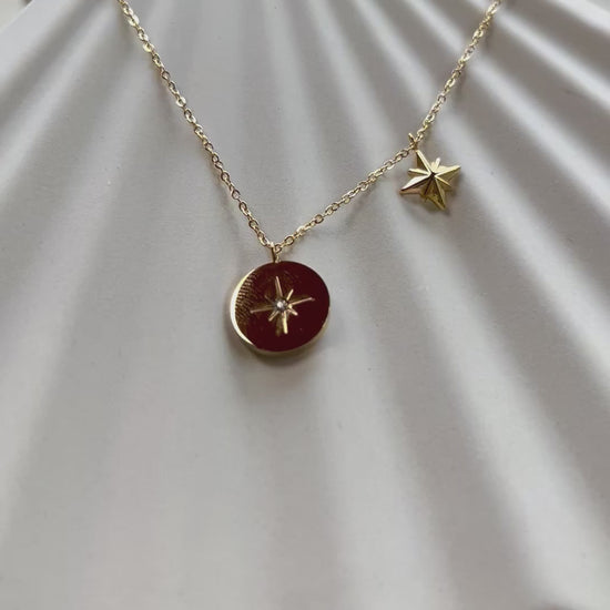 Vidéo du collier Mon rêve en acier doré avec pendentif rond orné d'une étoile et d'un zircon. Face visible, verso personnalisable.