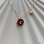 Vidéo du collier Mon rêve en acier doré avec pendentif rond orné d'une étoile et d'un zircon. Face visible, verso personnalisable.