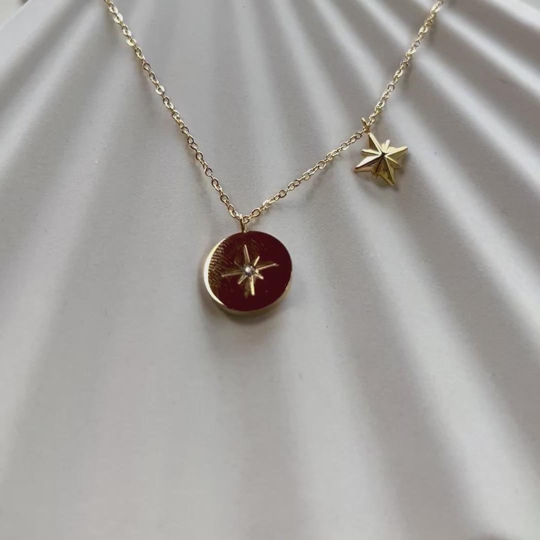 Vidéo du collier Mon rêve en acier doré avec pendentif rond orné d'une étoile et d'un zircon. Face visible, verso personnalisable.