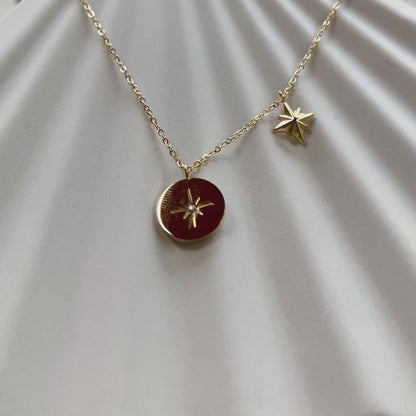 Vidéo du collier Mon rêve en acier doré avec pendentif rond orné d'une étoile et d'un zircon. Face visible, verso personnalisable.