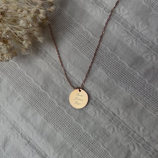 Vidéo du collier "Reflet" avec médaille ronde personnalisé en acier inoxydable doré.