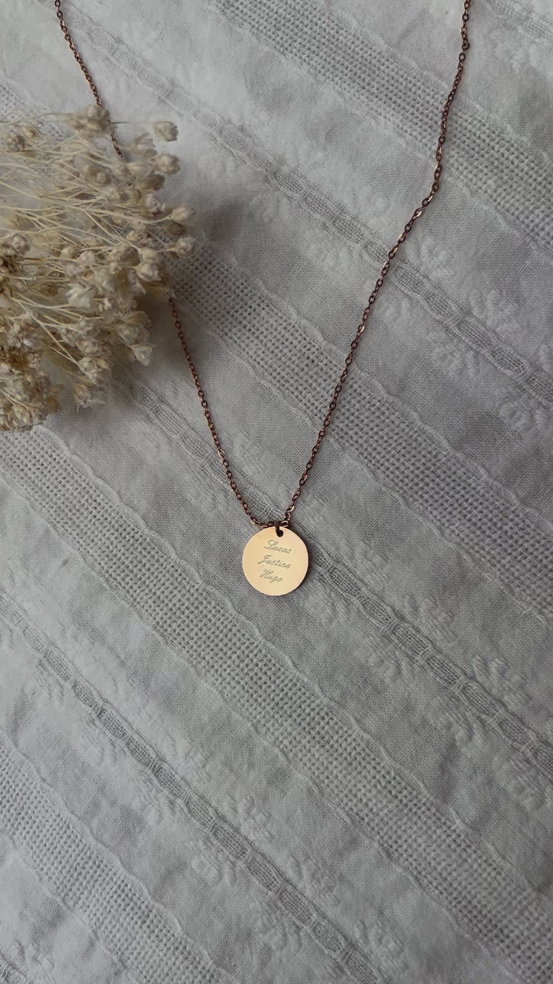 Vidéo du collier "Reflet" avec médaille ronde personnalisé en acier inoxydable doré.