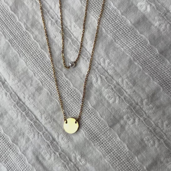 Vidéo du double collier "Je me choisis" composé d'une perle et d'un médaillon en acier doré.