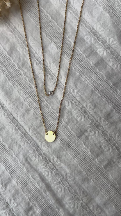 Vidéo du double collier "Je me choisis" composé d'une perle et d'un médaillon en acier doré.