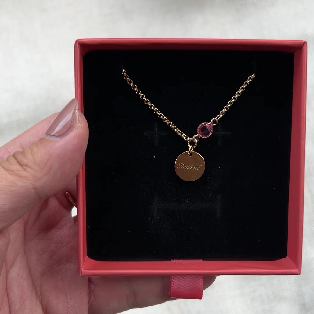 Vidéo du bracelet "Mon choix" avec médaillon doré personnalisable et pierre rose, présenté dans sa boîte Visée Bijoux.