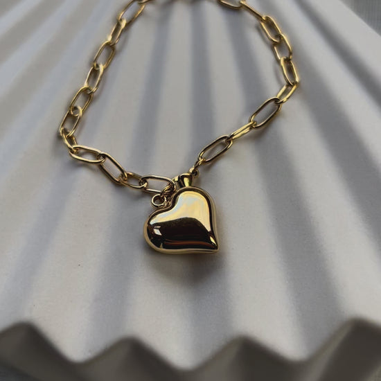 Vidéo du bracelet Sans filtre en acier inoxydable doré, orné d'une breloque cœur personnalisée.