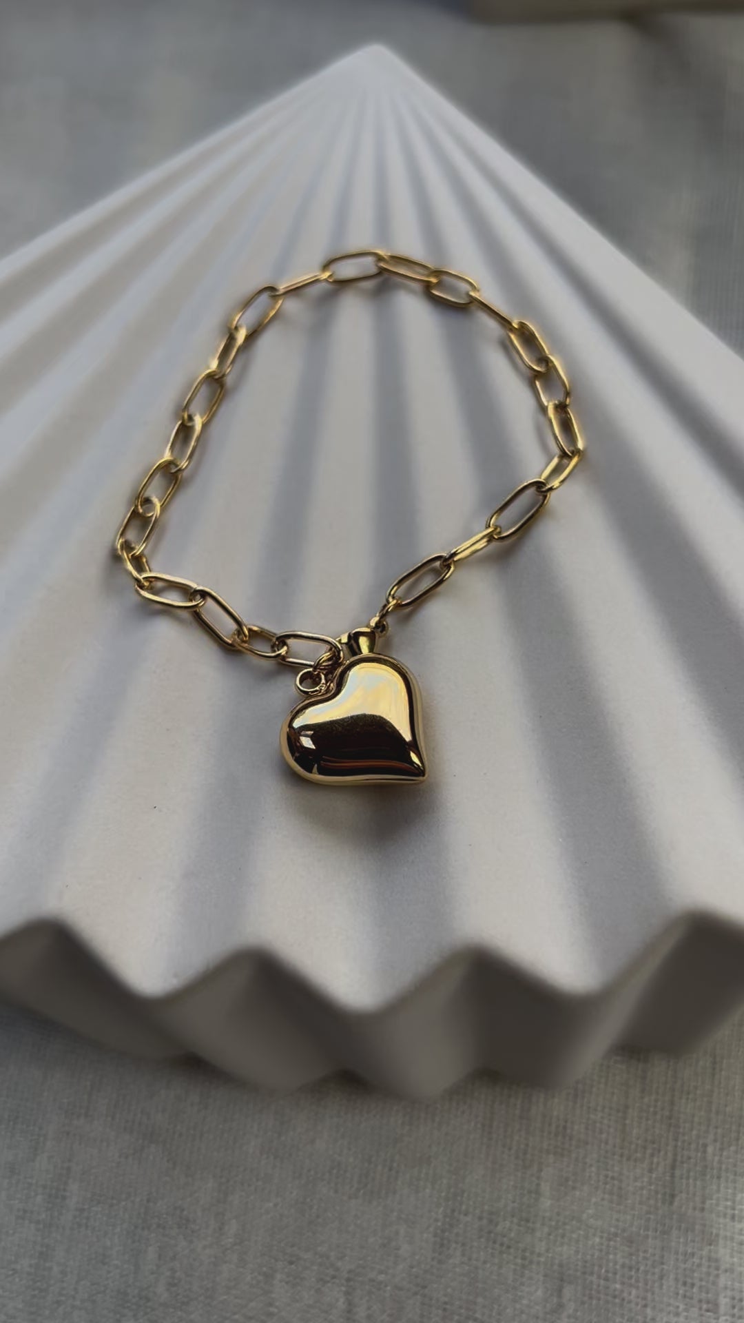 Vidéo du bracelet Sans filtre en acier inoxydable doré, orné d'une breloque cœur personnalisée.