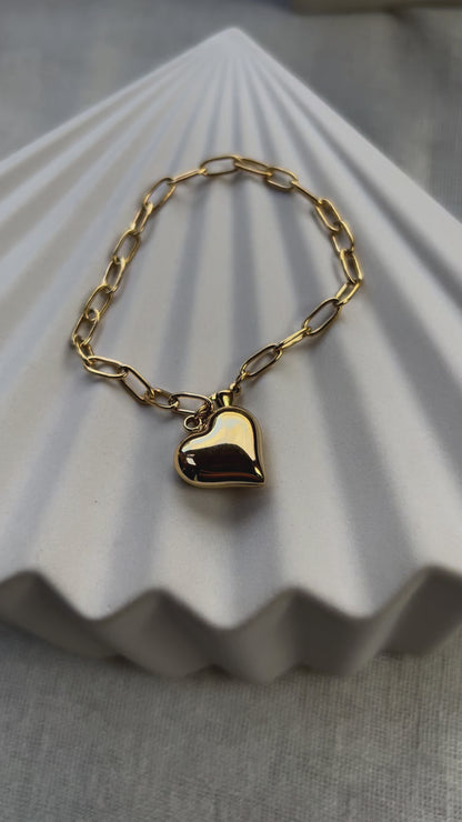 Vidéo du bracelet Sans filtre en acier inoxydable doré, orné d'une breloque cœur personnalisée.