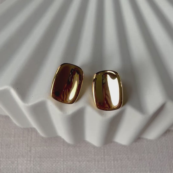 Vidéo des boucles d’oreilles Fierté minimalistes rectangulaires en acier inoxydable doré.