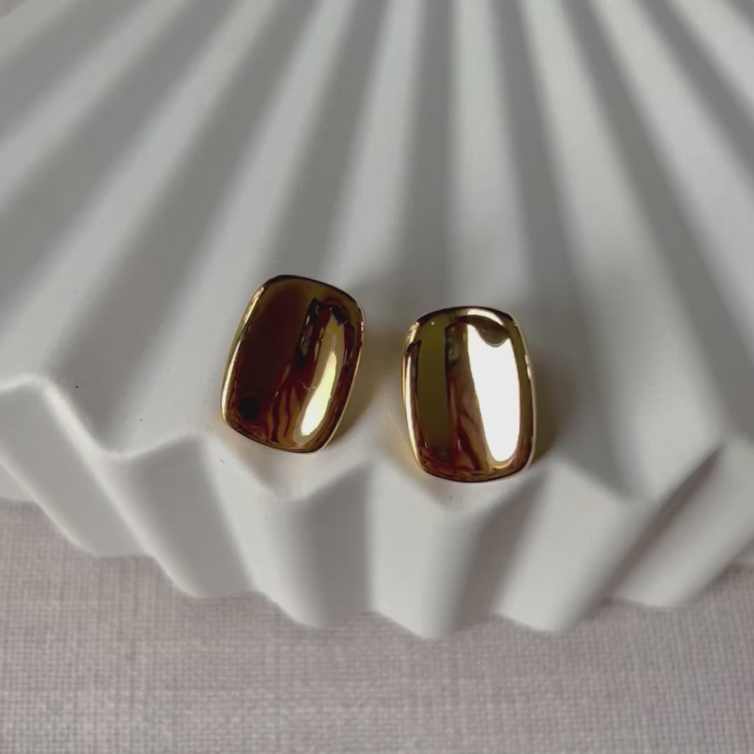 Vidéo des boucles d’oreilles Fierté minimalistes rectangulaires en acier inoxydable doré.