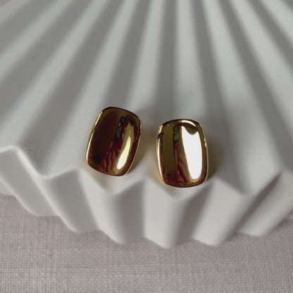 Vidéo des boucles d’oreilles Fierté minimalistes rectangulaires en acier inoxydable doré.